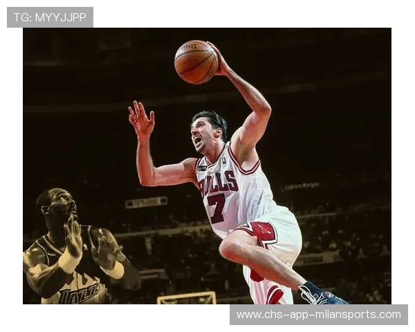 NBA球员抢板飞出场:场上瞬间彰显拼搏精神与篮球魅力 NBA球员抢板飞出场:场上瞬间彰显拼搏精神与篮球魅力